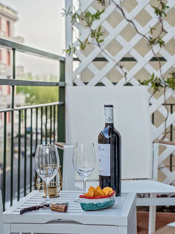 Un terrazzino con vista mare, tavolino e sedie